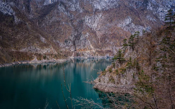 Piękny Górski Krajobraz Jezioro Błękitną Wodą Wąwozie Wiosną Kanion Pluzhine — Zdjęcie stockowe