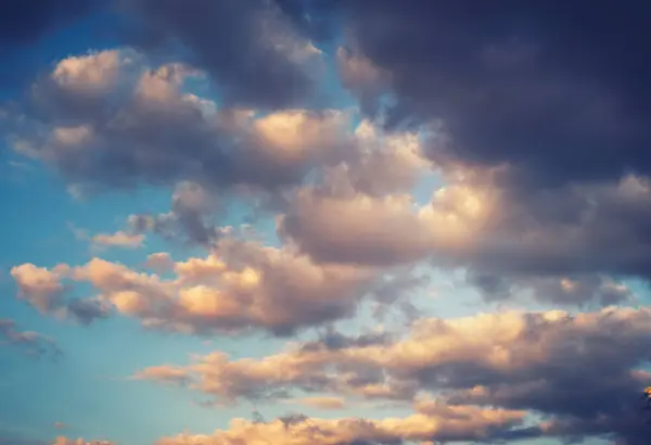 Hermoso Cielo Atardecer Con Nubes Esponjosas Naturaleza Cielo Fondo Textura — Foto de Stock