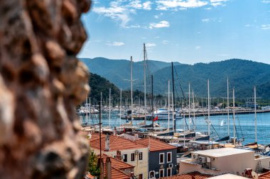 Türkiye 'nin Marmaris Körfezi' nde Ege Denizi kıyısında tekne ve gemilerle marinanın güzel manzarası.