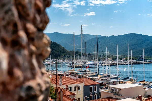 在爱琴海沿岸的土耳其马尔马里斯湾 一个拥有船只的码头的美丽景色 — 图库照片