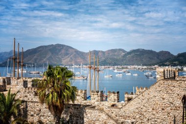 Türkiye 'nin Marmaris Körfezi' nde Ege Denizi kıyısında tekne ve gemilerle marinanın güzel manzarası.