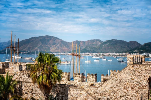 在爱琴海沿岸的土耳其马尔马里斯湾 一个拥有船只的码头的美丽景色 — 图库照片