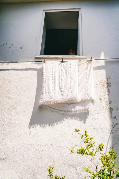 Blanchisserie Blanche Séchant Sous Fenêtre Vieux Bâtiment Concept Style Vie — Photo