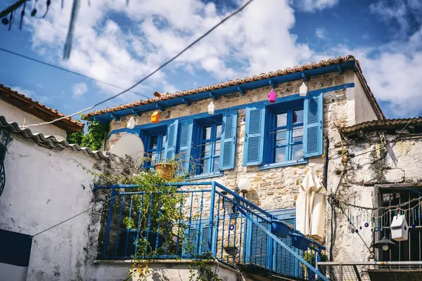 Παλαιό Πέτρινο Σπίτι Μπλε Παντζούρια Παραδοσιακό Μεσογειακό Σπίτι Στην Τουρκία — Φωτογραφία Αρχείου
