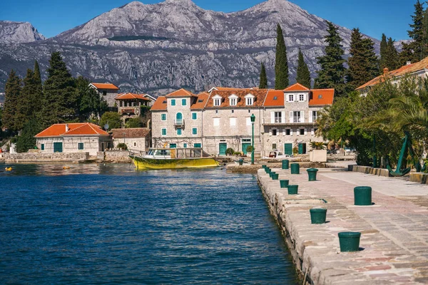 Małe Miasteczko Letniskowe Wybrzeżu Adriatyku Czarnogórze Popularne Miejsce Letniego Wypoczynku — Zdjęcie stockowe