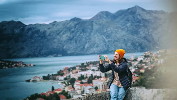 Щаслива Дівчина Рюкзаком Фотографує Морські Пейзажі Чорногорії Вершини Гори — стокове фото