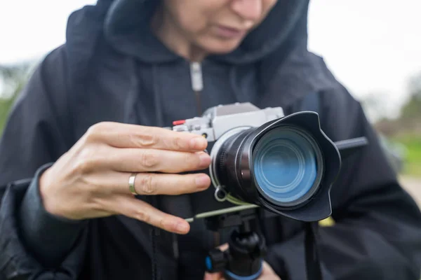 女性がカメラを持っているとビデオを撮影するための設定を行っています クローズアップ — ストック写真