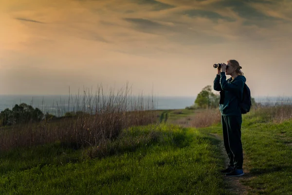 Caminante Femenina Está Utilizando Binoculares Para Observación Aves Bosque Verde — Foto de Stock