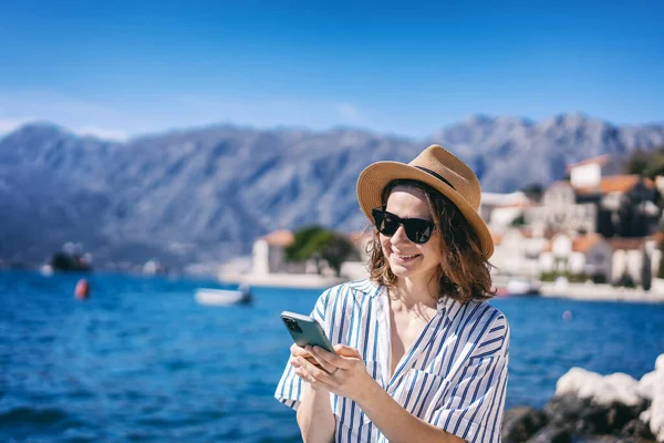 Young Smiling Woman Hat Taking Selfie Using Smartphone Shore Mediterranean — Stock Photo, Image