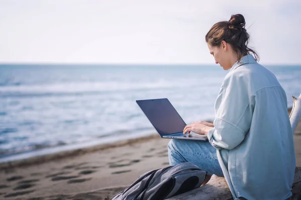 Молодая Белая Женщина Фрилансер Работающая Ноутбуке Сидя Песчаном Пляже — стоковое фото