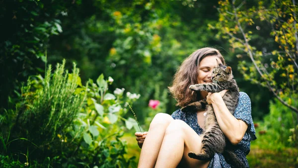 Jovem Alegre Sorrindo Mulher Segurando Seus Braços Gato Cinza Bonito — Fotografia de Stock