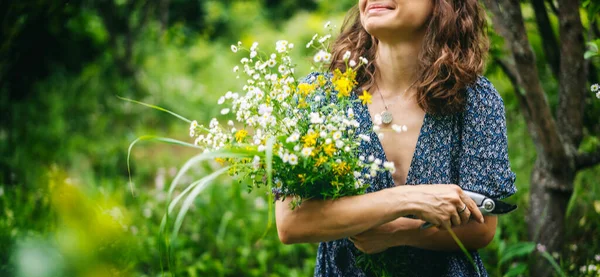 Mladá Veselá Usmívající Žena Letních Šatech Drží Kytici Divokých Květin — Stock fotografie