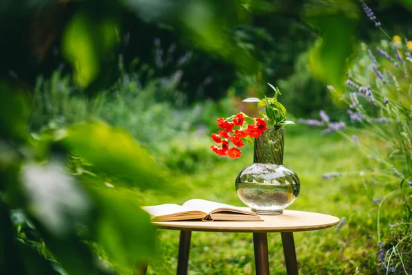 Drewniany Stół Wazonem Kwiatami Otwartą Księgą Ogrodzie Letnim — Zdjęcie stockowe