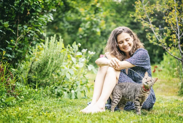 Young Cheerful Smiling Woman Summer Dress Plays Gray Cat Sitting — Stock Photo, Image