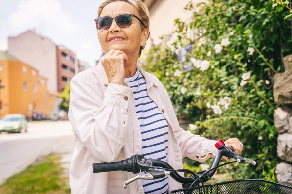 Привлекательная Счастливая Пожилая Женщина Солнечных Очках Велосипедом Солнечном Летнем Городе — стоковое фото