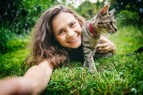 Šťastná Mladá Žena Přičemž Selfie Roztomilou Šedou Kočkou Ležící Zelené — Stock fotografie