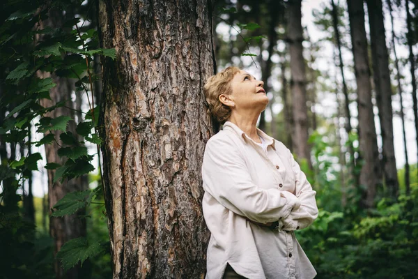Красивая Счастливая Пожилая Пенсионерка Отдыхает Парке Прислонившись Дереву Баланс Гармония — стоковое фото
