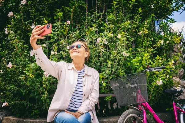 Ελκυστική Ευτυχισμένη Ηλικιωμένη Γυναίκα Που Παίρνει Selfie Χρησιμοποιώντας Smartphone Στην — Φωτογραφία Αρχείου
