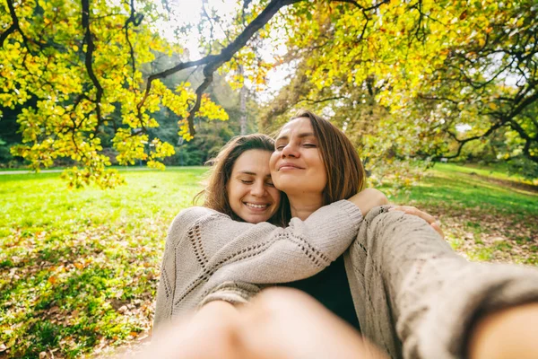 Couple Lesbien Amoureux Embrasser Faire Selfie Dans Parc Automne — Photo