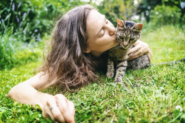 Retrato Feliz Jovem Mulher Beijando Gato Deitado Grama Jardim Verão — Fotografia de Stock