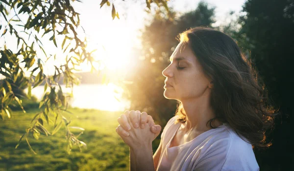 Молодая Женщина Молится Закрытыми Глазами Берегу Реки Закате — стоковое фото