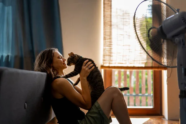 Junge Frau Mit Grauer Katze Arm Sitzt Hause Auf Dem — Stockfoto
