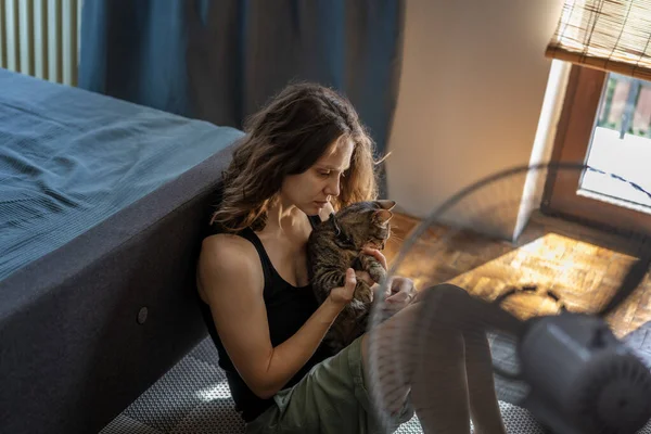 Jovem Mulher Com Gato Cinzento Nos Braços Sentada Casa Chão — Fotografia de Stock