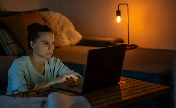 Jovem Mulher Trabalhando Casa Noite Projeto Usando Laptop — Fotografia de Stock