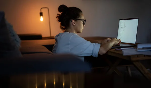 Mujer Joven Que Trabaja Casa Por Noche Proyecto Utilizando Ordenador — Foto de Stock