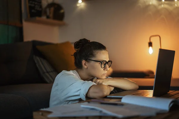 Geceleri Evde Dizüstü Bilgisayar Kullanarak Çalışan Bunalımlı Genç Bir Kadın — Stok fotoğraf