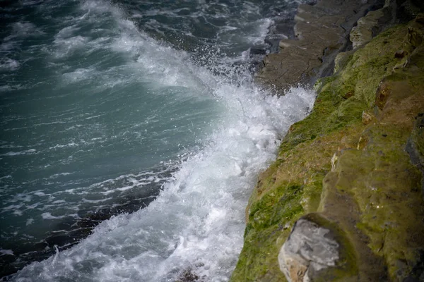 Zeegolf Raakt Stenen Mossige Kust Abstracte Mariene Achtergrond — Stockfoto