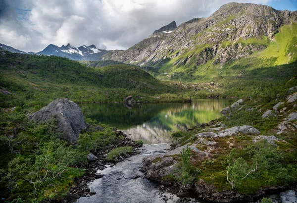 斯堪的那维亚美丽的风景 山脉和西斯特伦群岛上的一个湖泊 — 图库照片