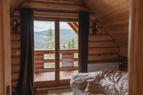 Dormitorio Con Una Cama Sin Hacer Chalet Madera Con Vistas —  Fotos de Stock
