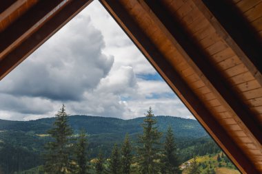 Ahşap kulübeden dağların ve ormanın manzarası. Vahşi dağ konseptinde tatil