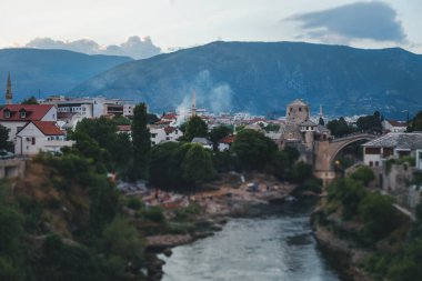 Bosna-Hersek 'in tarihi Mostar kenti, Stari Most köprüsü, Neretva nehri ve Balkan dağlarının manzarası