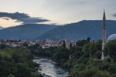 Bosna-Hersek 'in tarihi Mostar kenti, Stari Most köprüsü, Neretva nehri ve Balkan dağlarının manzarası