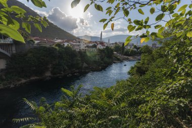 Eski Köprüsü Mostar Panoraması bir güzel yaz günü, Bosna-Hersek.