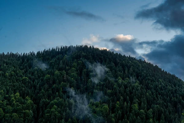 Chmury Zielonym Wzgórzu Zachodzie Słońca Piękny Jasny Krajobraz — Zdjęcie stockowe