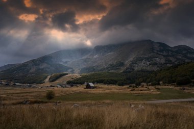 Karadağ 'da gün batımında dağ köyü, Durmitor milli parkı, güzel sonbahar