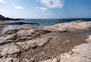 Deniz manzarası, mavi turkuaz su ve kayalık bir körfezde köpüklü dalga. güzel deniz arka planı ve dokusu