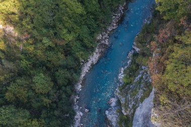 Temiz mavi suyu olan dağ nehri, yukarıdan vurulmuş. Güzel manzara