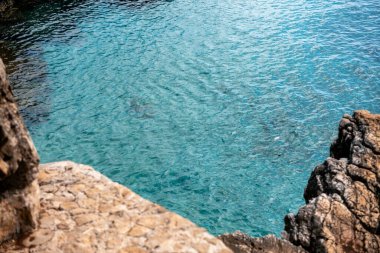Deniz manzarası, kayalık bir körfezdeki mavi turkuaz su. güzel deniz arka planı ve dokusu