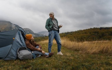 Çadırda gezen neşeli lezbiyen kızlar. Gezinti ve yürüyüş.