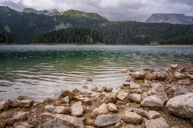 Kara Göl, Durmitor Ulusal Parkı, Zabljak, Karadağ. Güzel parlak dağ manzarası