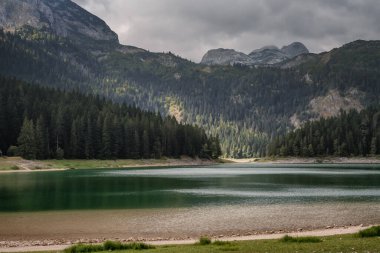 Kara Göl, Durmitor Ulusal Parkı, Zabljak, Karadağ. Güzel parlak dağ manzarası