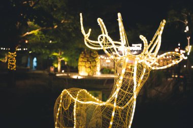 LED şeridin parlak elementlerinden yapılmış bir geyik. Yeni yıl Noel kutlaması için şenlik dekorasyonu.