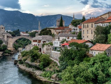 Bosna-Hersek 'in tarihi Mostar kenti, Stari Most köprüsü ve Balkan dağlarındaki Neretva nehri manzarası