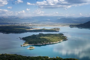 Slano 'nun tuzlu gölü ve Karadağ' daki adaların havadan görünüşü çok güzel.