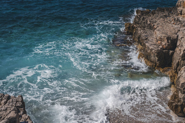 Морской пейзаж, голубая бирюзовая вода и пенная волна в скалистом заливе. красивый морской фон и текстура
