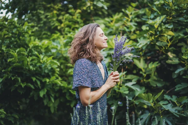 Mladá Veselá Usměvavá Žena Stojící Letní Zahradě Kyticí Levandule — Stock fotografie